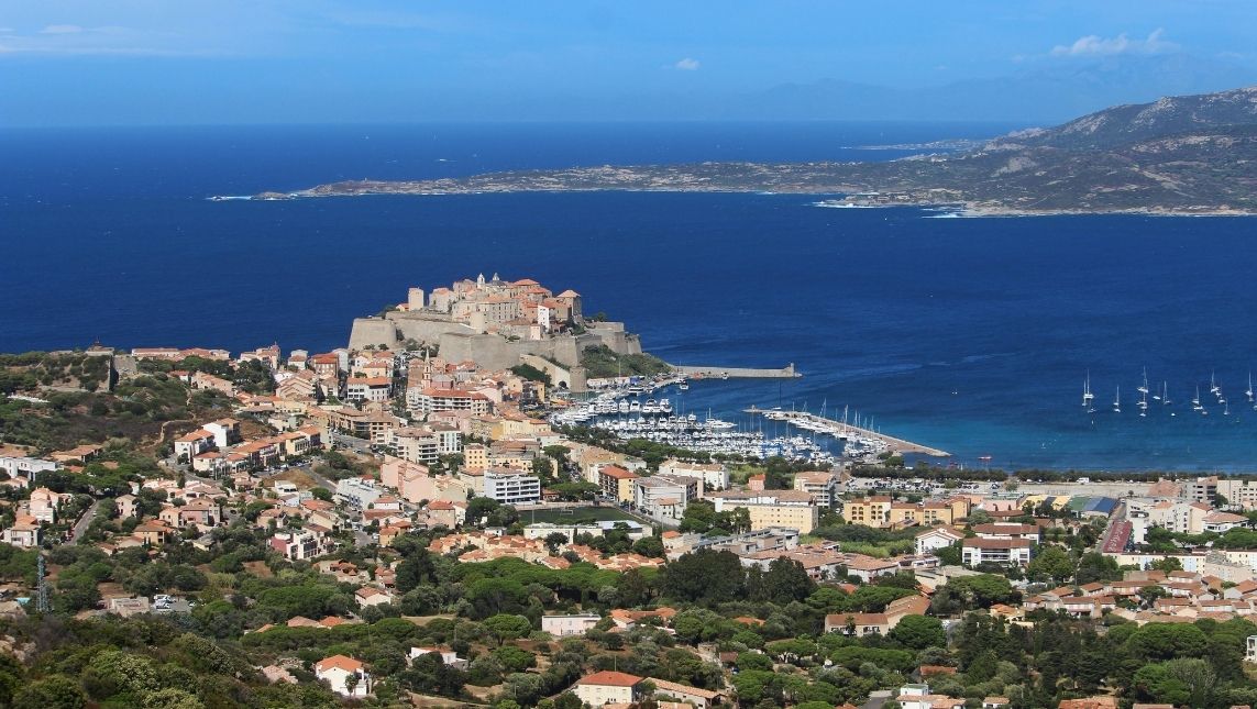 Ville de Marseille avec la vue sur la mer