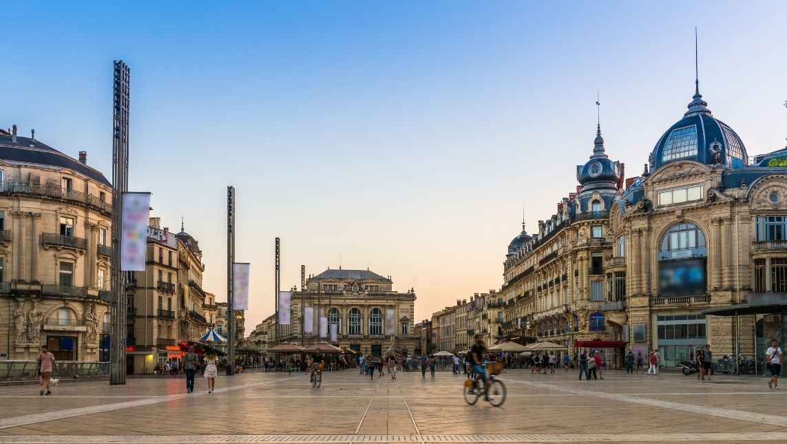 Ville de Montpellier. Place du centre-ville en fin de journée avec une grande allée.