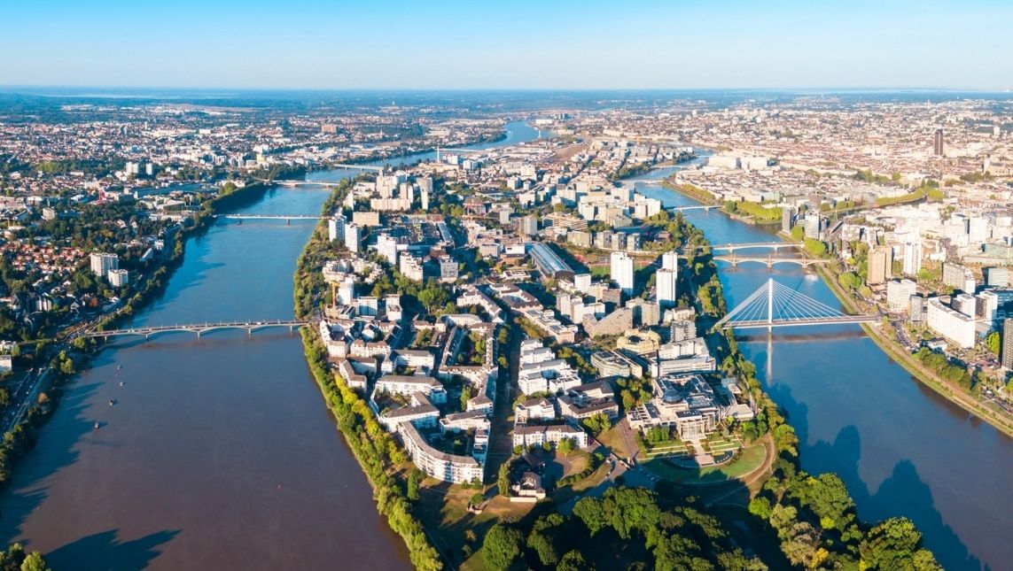 Ville de Nantes vue du point de vue du ciel. Deux ponts sépares la ville par le fleuve.