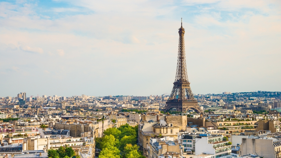 Ville de Paris avec la Tour Eiffel au loin.