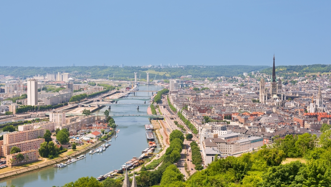 Ville de Rouen aperçu dans le ciel. Un fleuve qui sépare deux parties de Rouen.