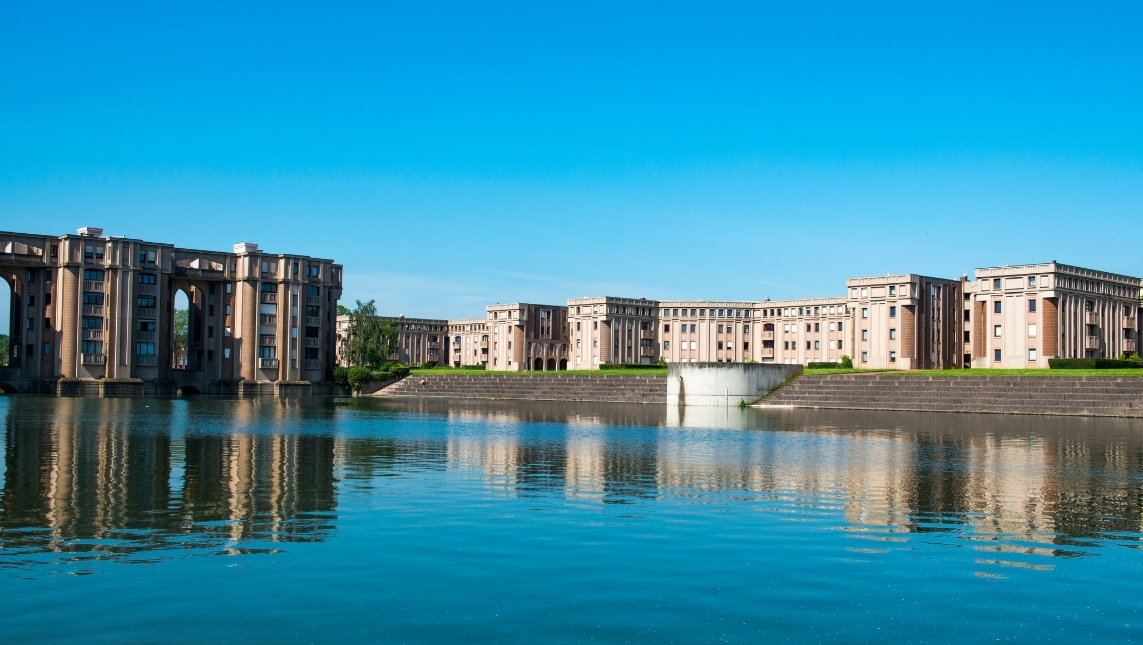 Ville de Saint-Quentin-en-Yvelines. Aperçu d'un lac et d'un jardin accompagné d'immeubles.