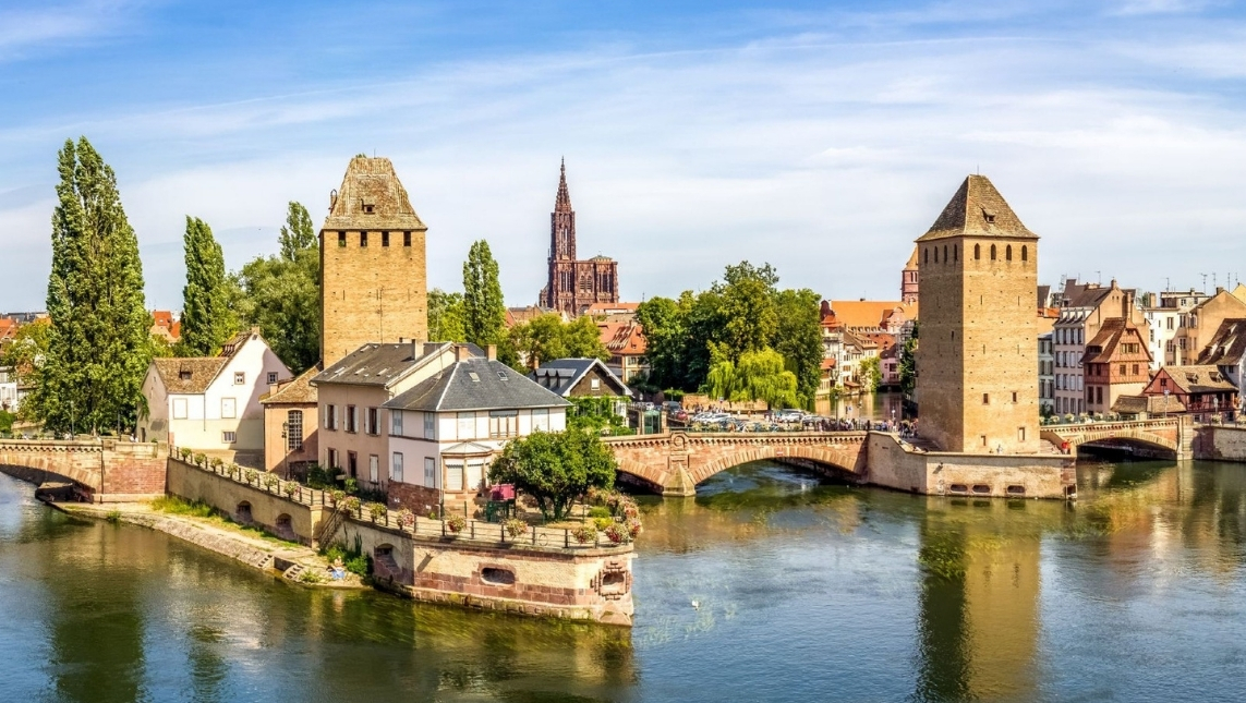 Ville de Strasbourg. Trois ponts traverse la ville avec le fleuve et deux tours anciennes.