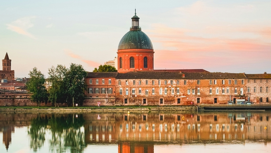 Ville de Toulouse. Un lac avant un monument.