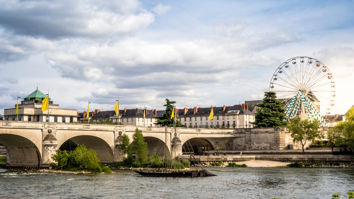 Ville de Tours. Un pont avec un fleuve qui traverse rejoint le centre-ville.
