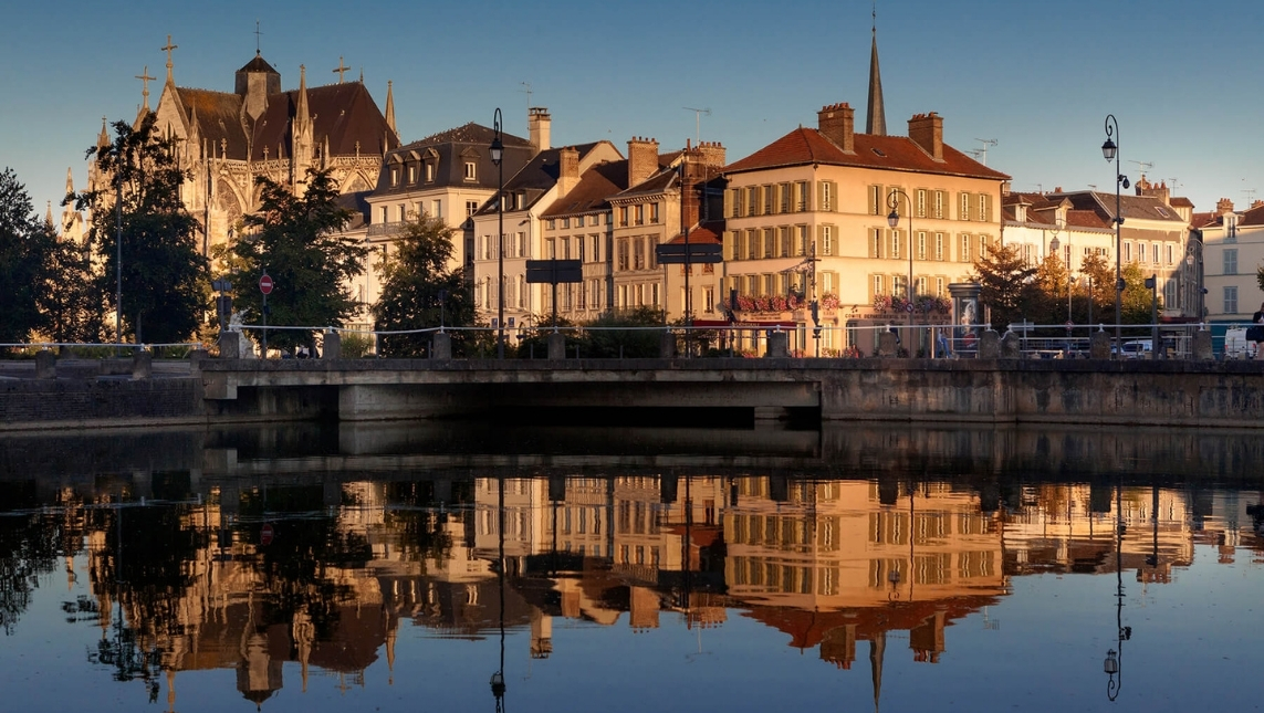 Ville de Troyes. Un fleuve circule autour de la ville.