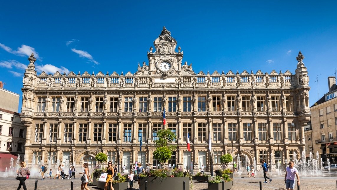 Mairie de Valenciennes avec des personnes qui sont de passage.