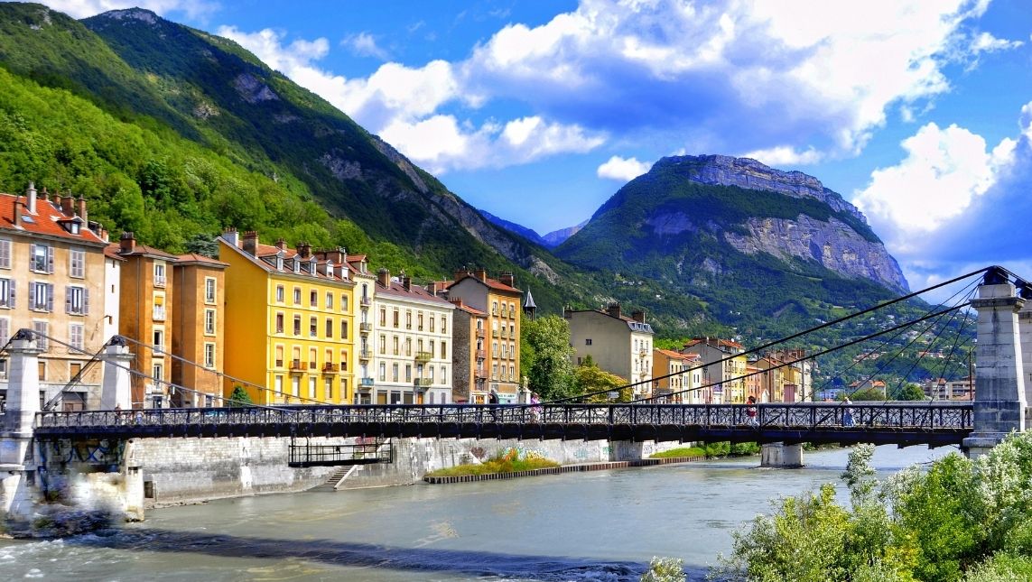 Vue-de-la-ville-et-des-montagnes-de-Grenoble