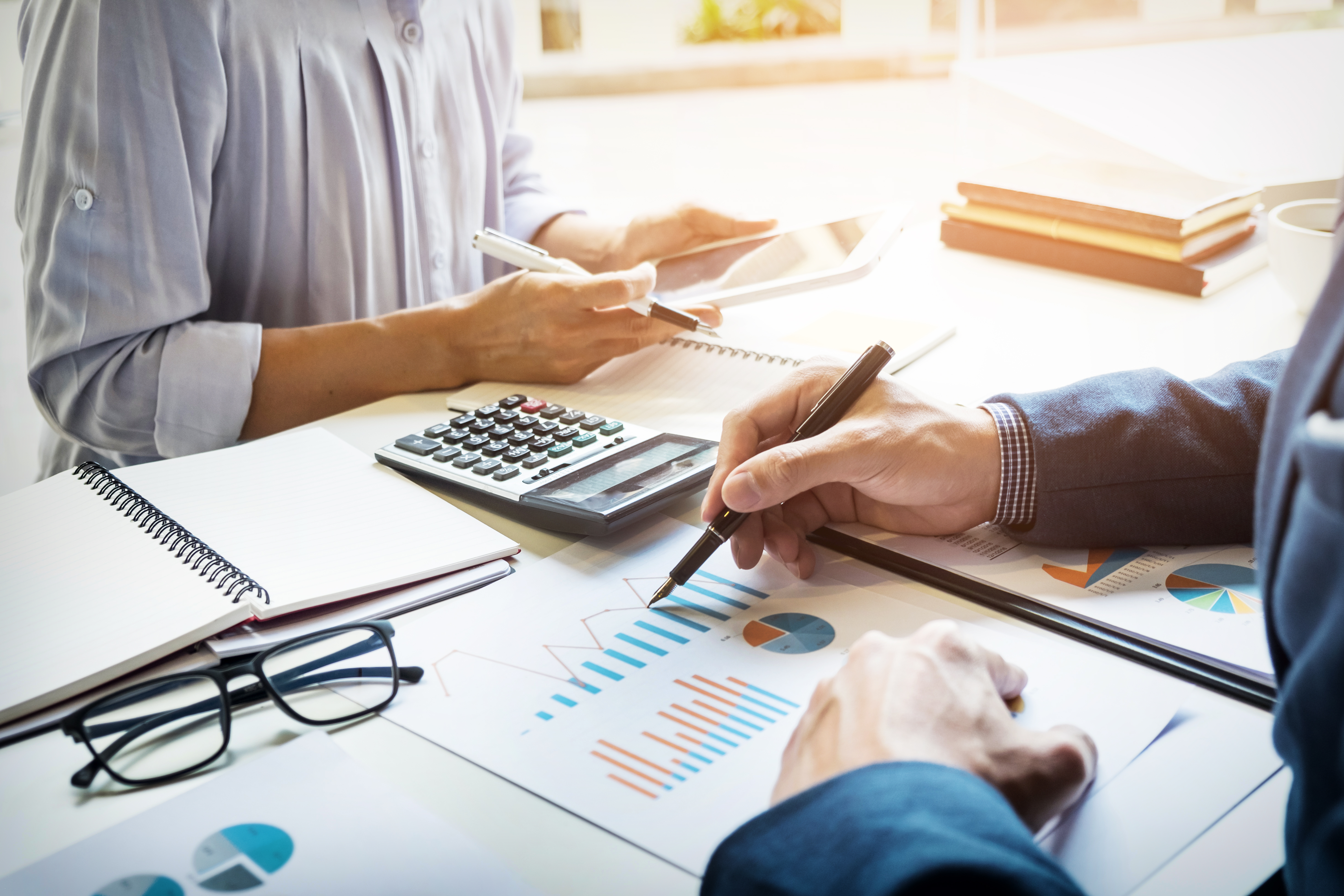 inspecteur-financier-secretaire-entreprise-font-rapport-calculent-verifient-equilibre-document-verification-inspecteur-du-service-recettes-internes-concept-audit
