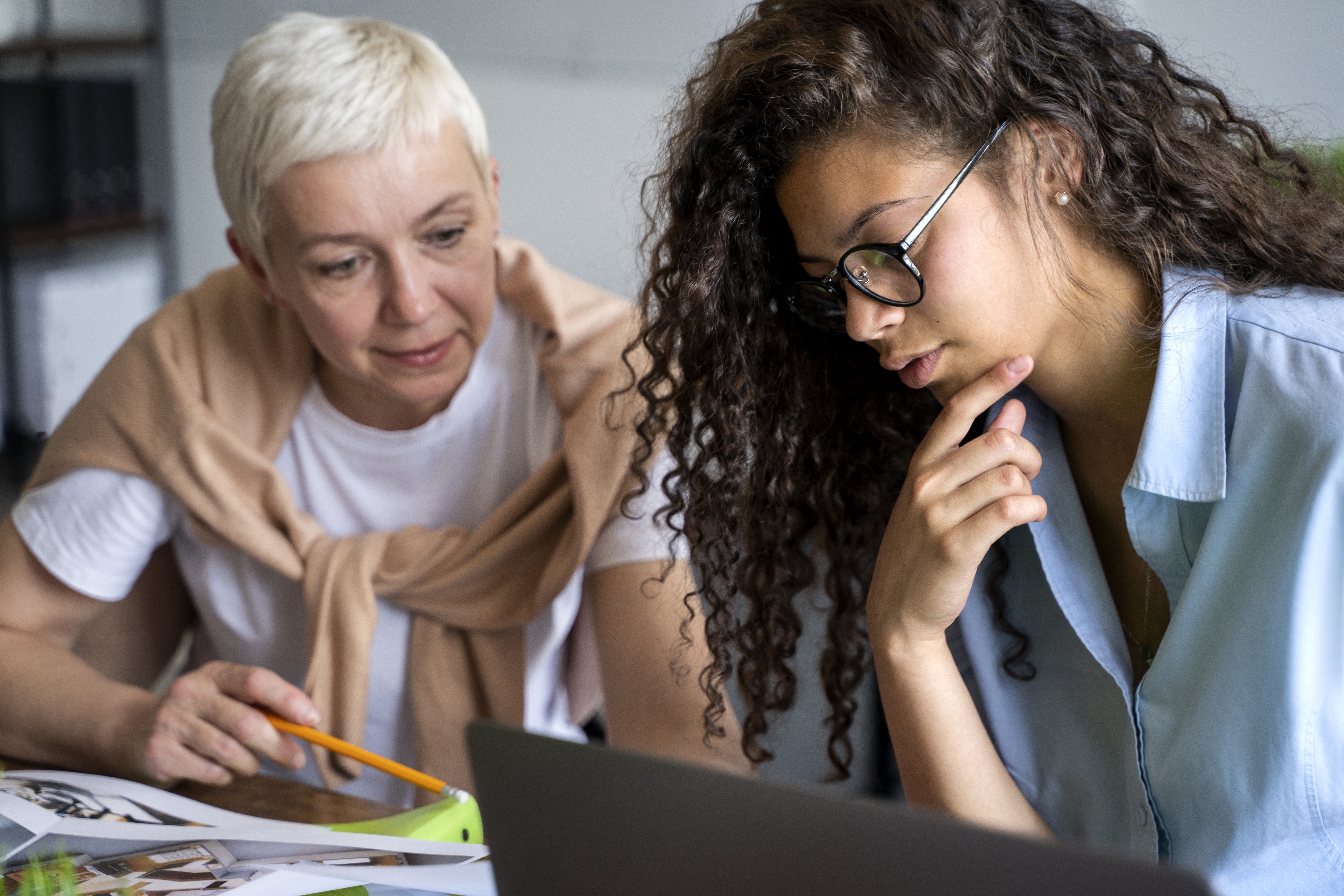 medium-shot-women-working-together