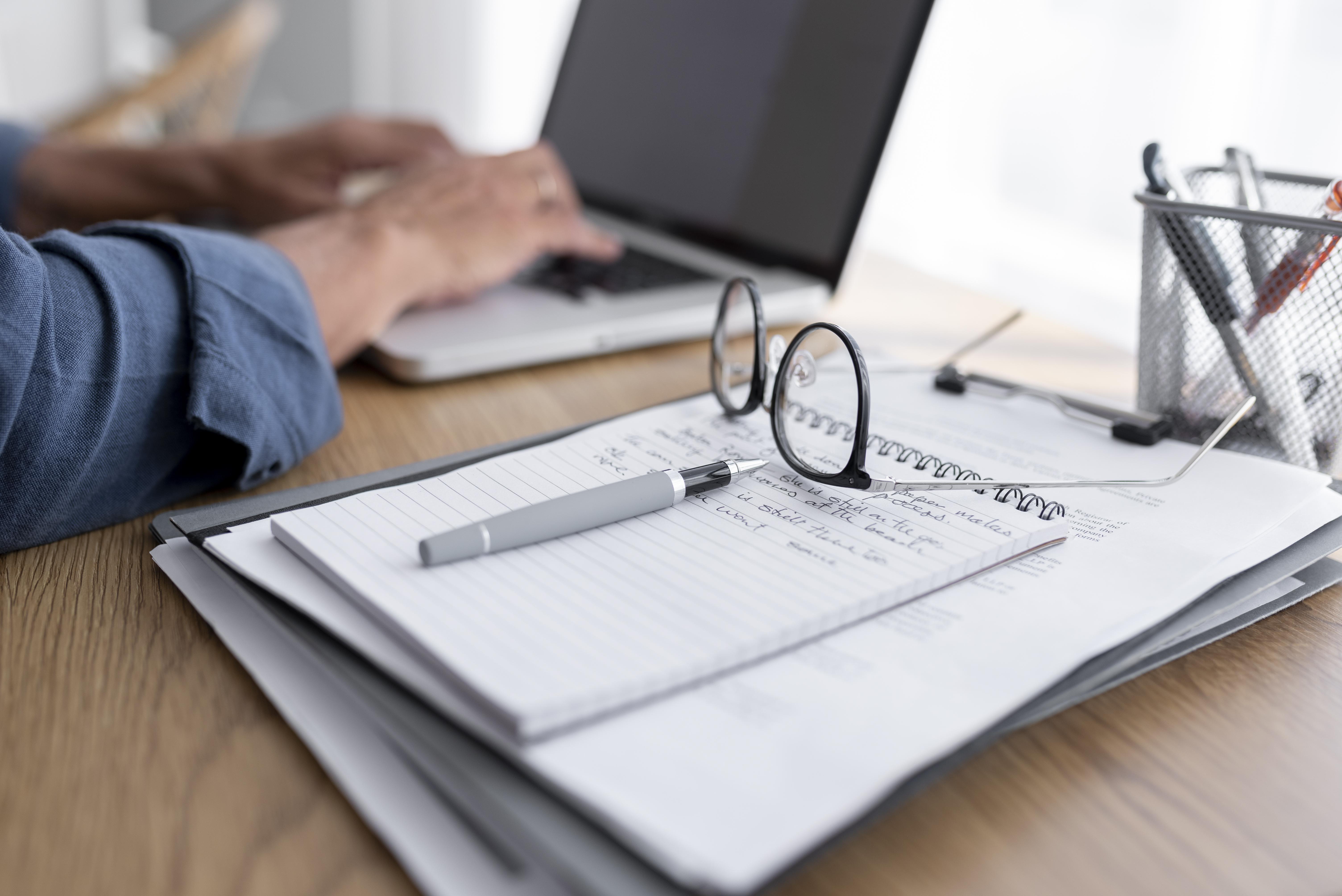 gros-plan-sur-les-mains-en-tapant-sur-le-clavier