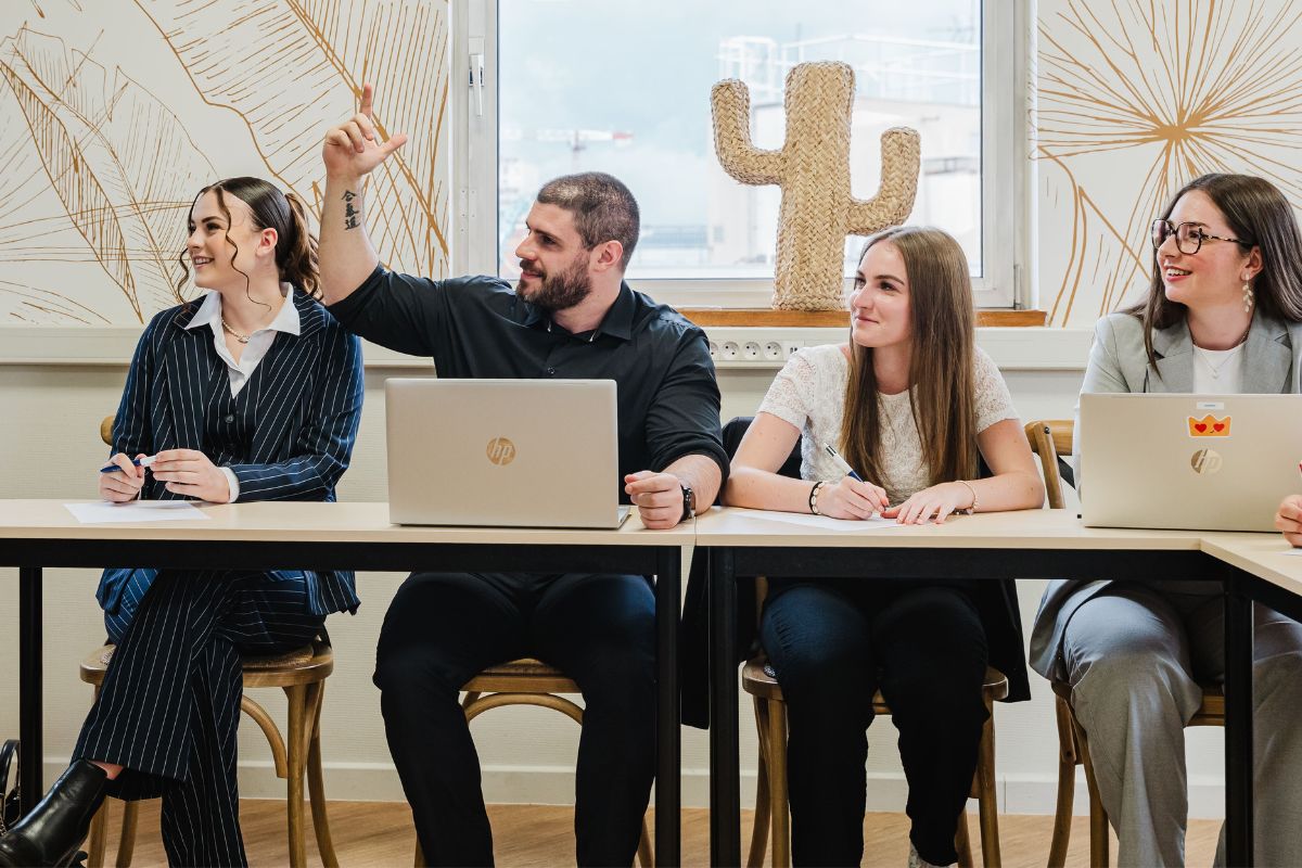 BTS-MCO-en-alternance--est-ce-la-meilleure-option-pour-devenir-manager-commercial-