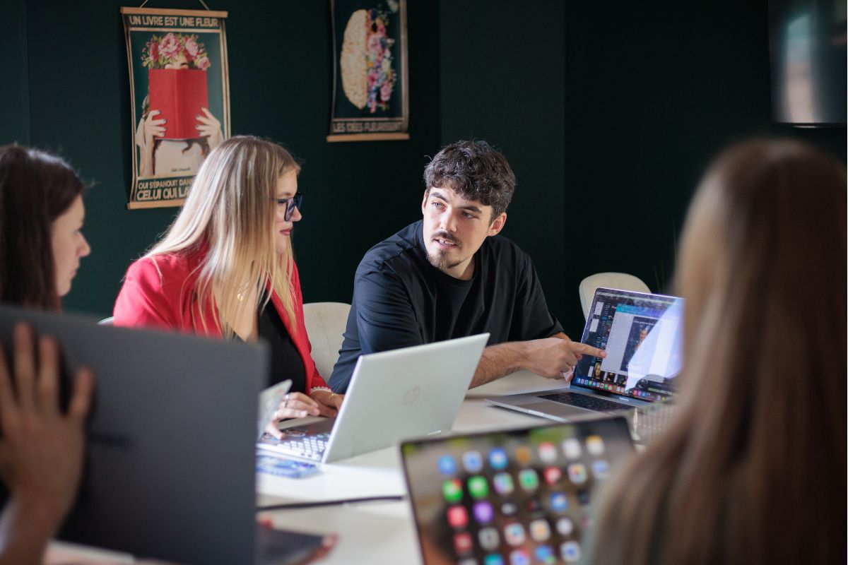 Etudiants-en-travaux-de-groupe-pour-un-cours-de-communication