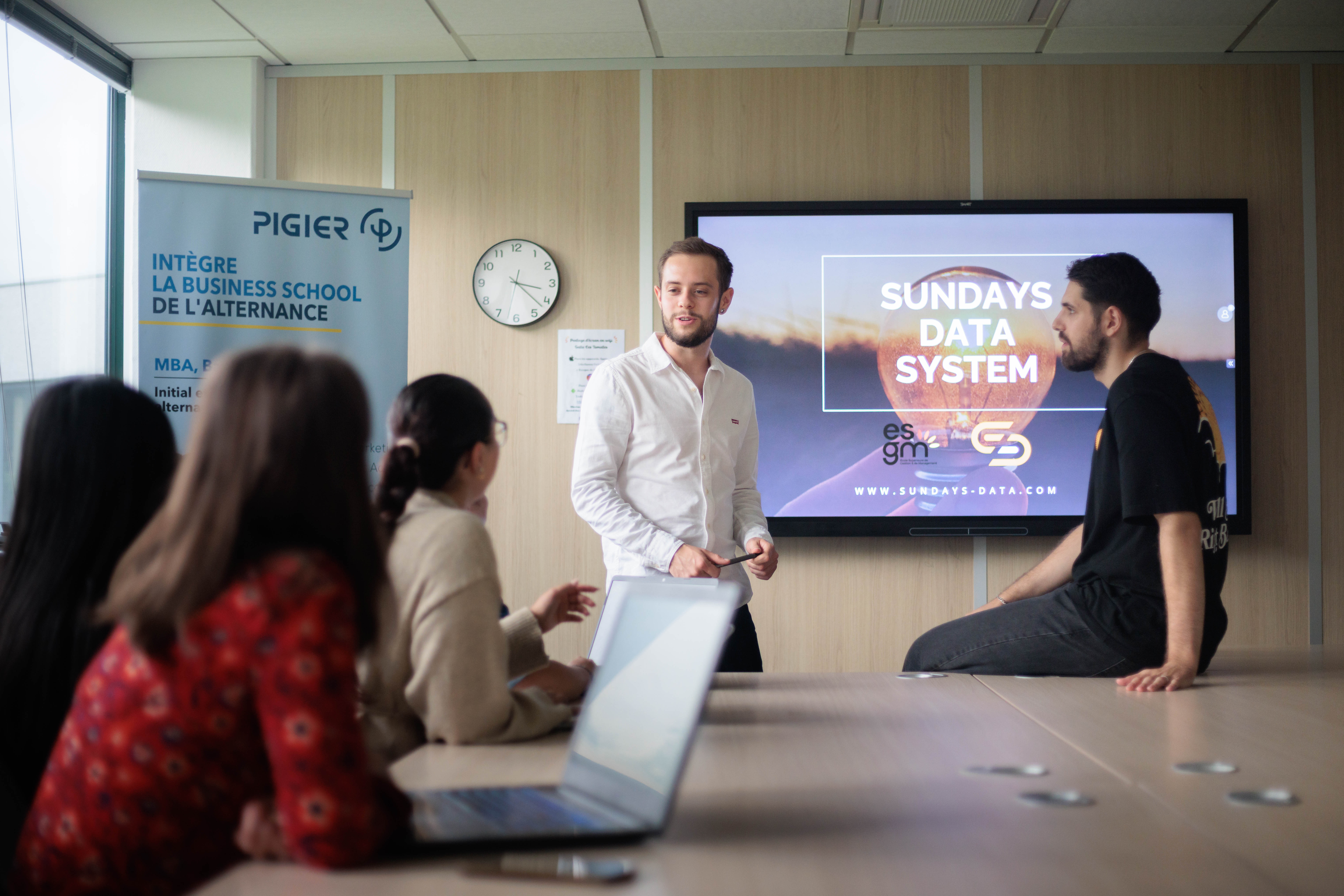 Classe-qui-présente-un-projet-pour-s'entrainer-avant-les-BTS-BLANC