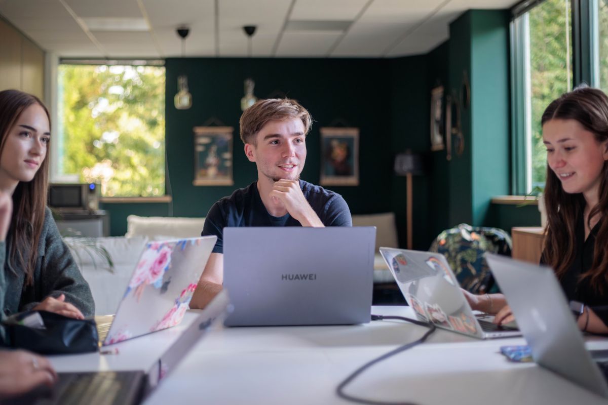 Etudiants-BTS-COM-en-classe