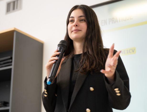 DE-L’IDÉE-À-LA-SCÈNE,-FORMEZ-VOUS-À-LA-COMMUNICATION