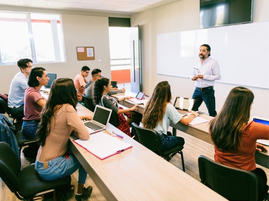 Pourquoi-le-Bachelor-Commerce-ouvre-la-voie-à-des-carrières-variées-et-stimulantes