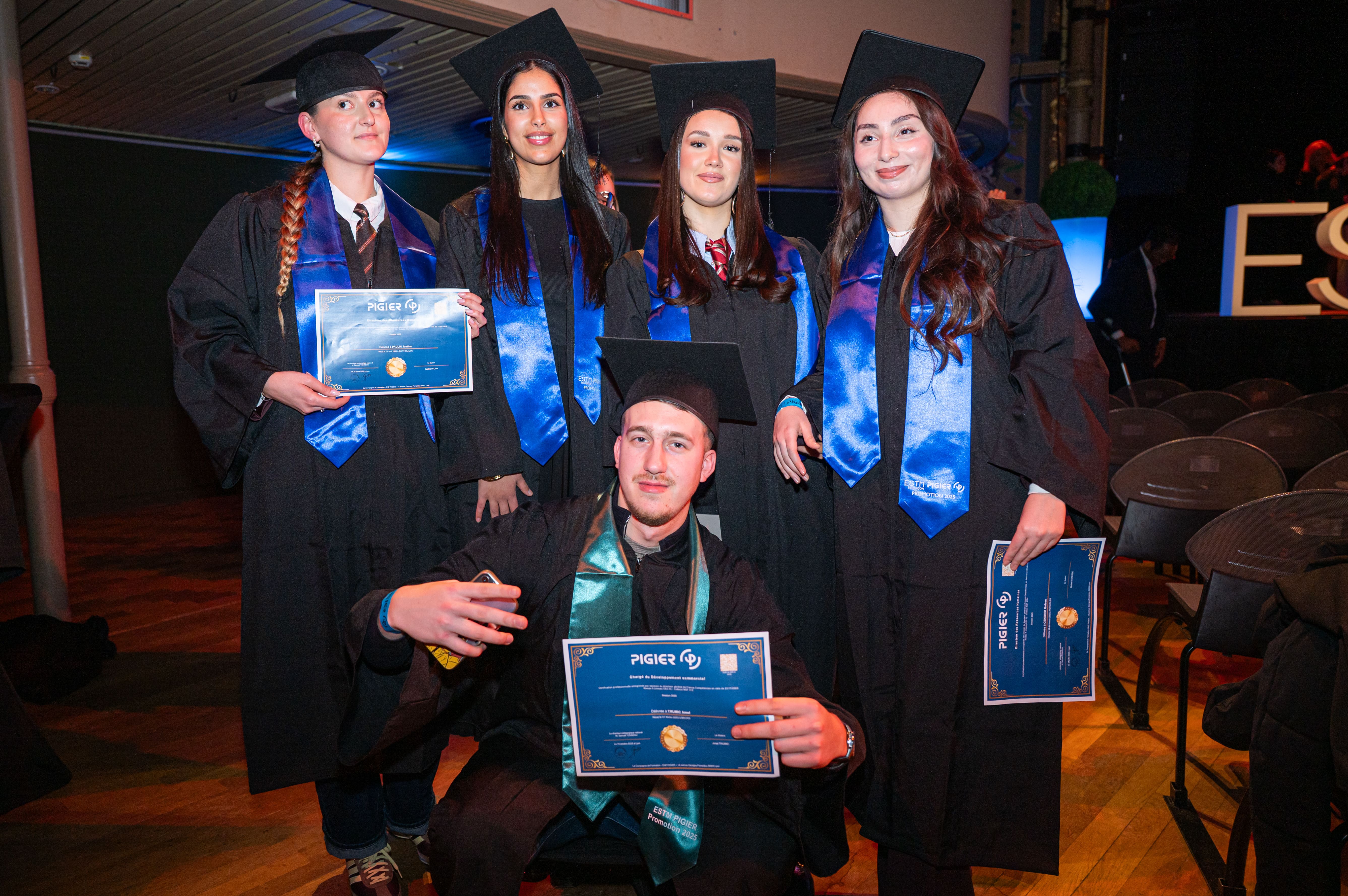 &eacute;tudiants-de-Bac-+-3-CDC-avec-leur-dipl&ocirc;me-dans-les-mains