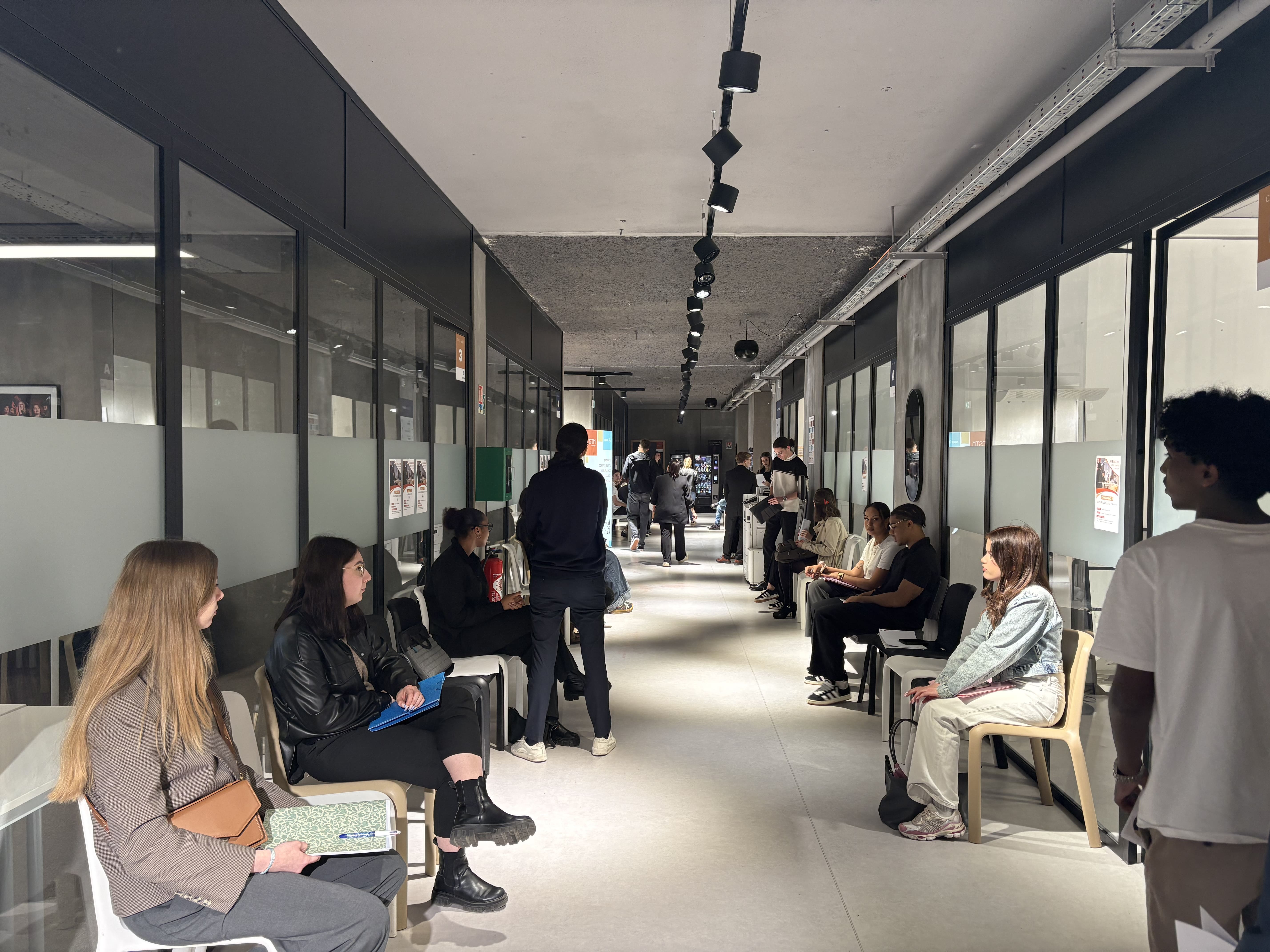 Photo-d'&eacute;l&egrave;ves-pr&eacute;-admis-durant-un-job-dating-organis&eacute;-par-l'&eacute;cole