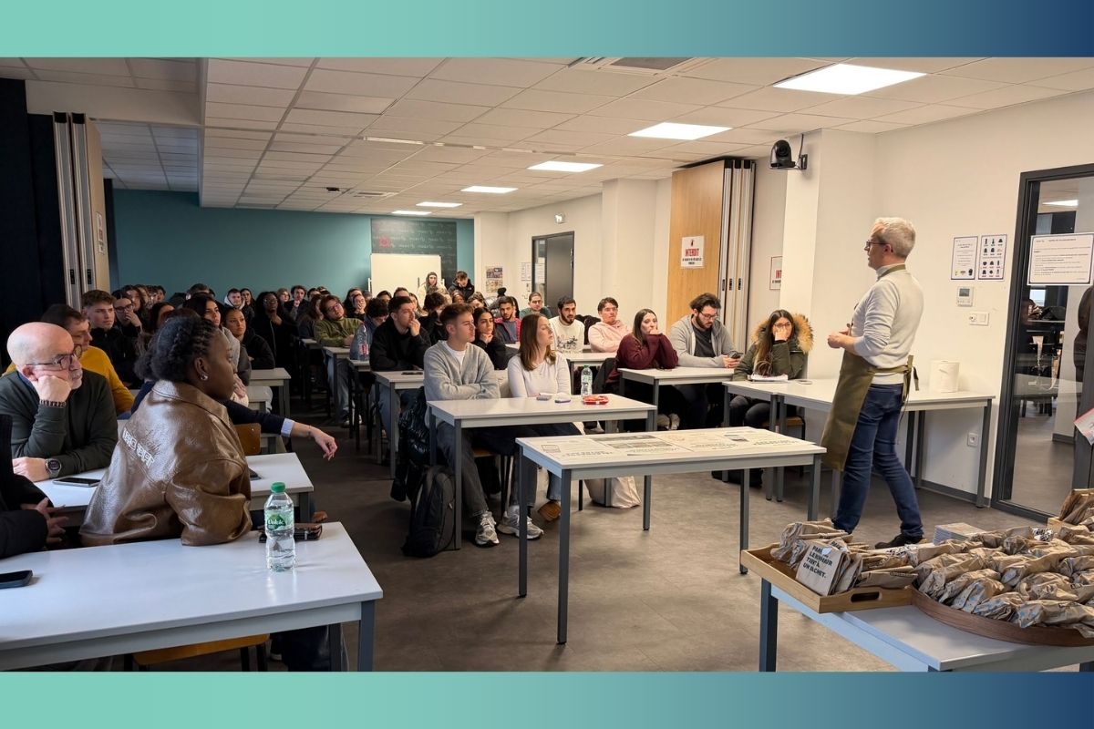 Salle-de-classe-avec-des-etudiants-lors-de-la-presentation-de-l-entreprise-Refectory