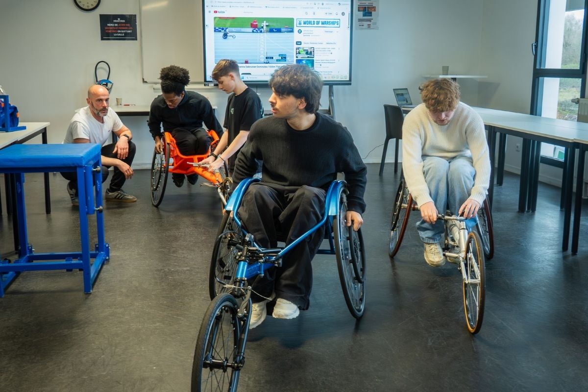 Etudiants-testant-des-fauteuils-de-course-lors-de-la-journee-inclusion-du-campus