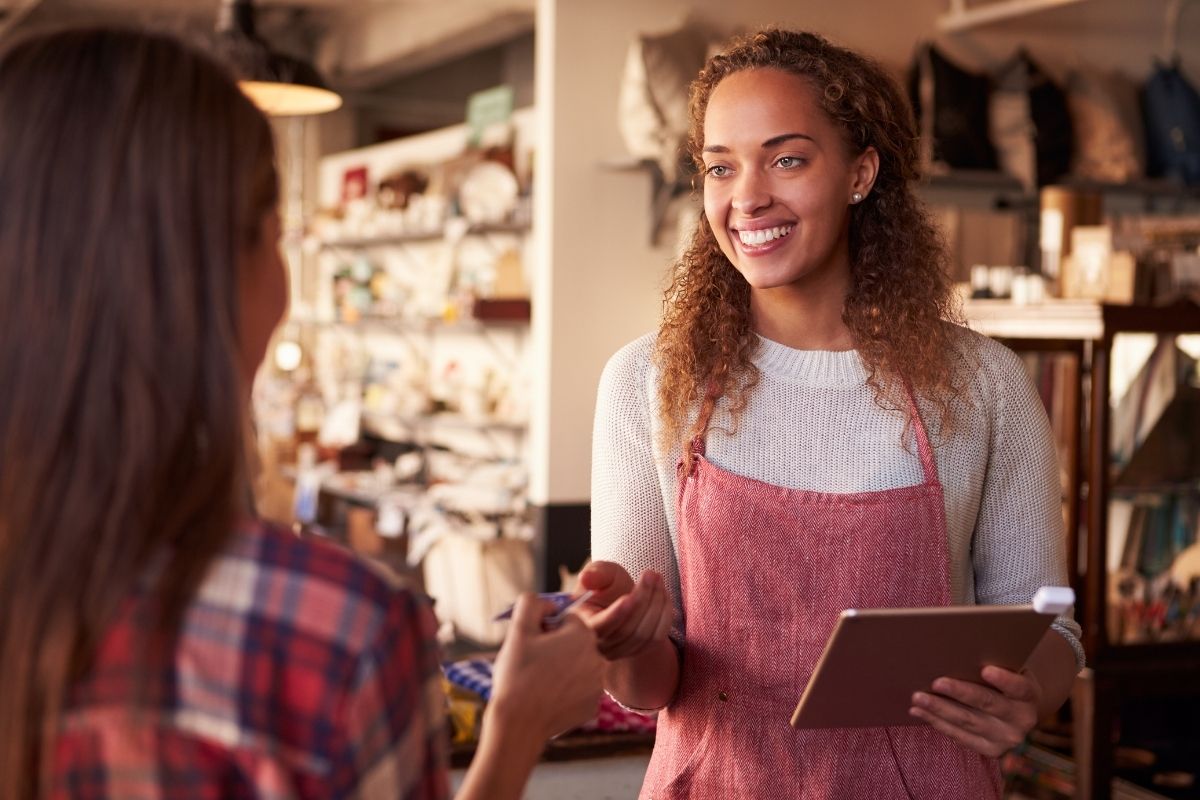 vente-magasin-ou-relation-client-a-distance-deux-approches-deux-carrieres