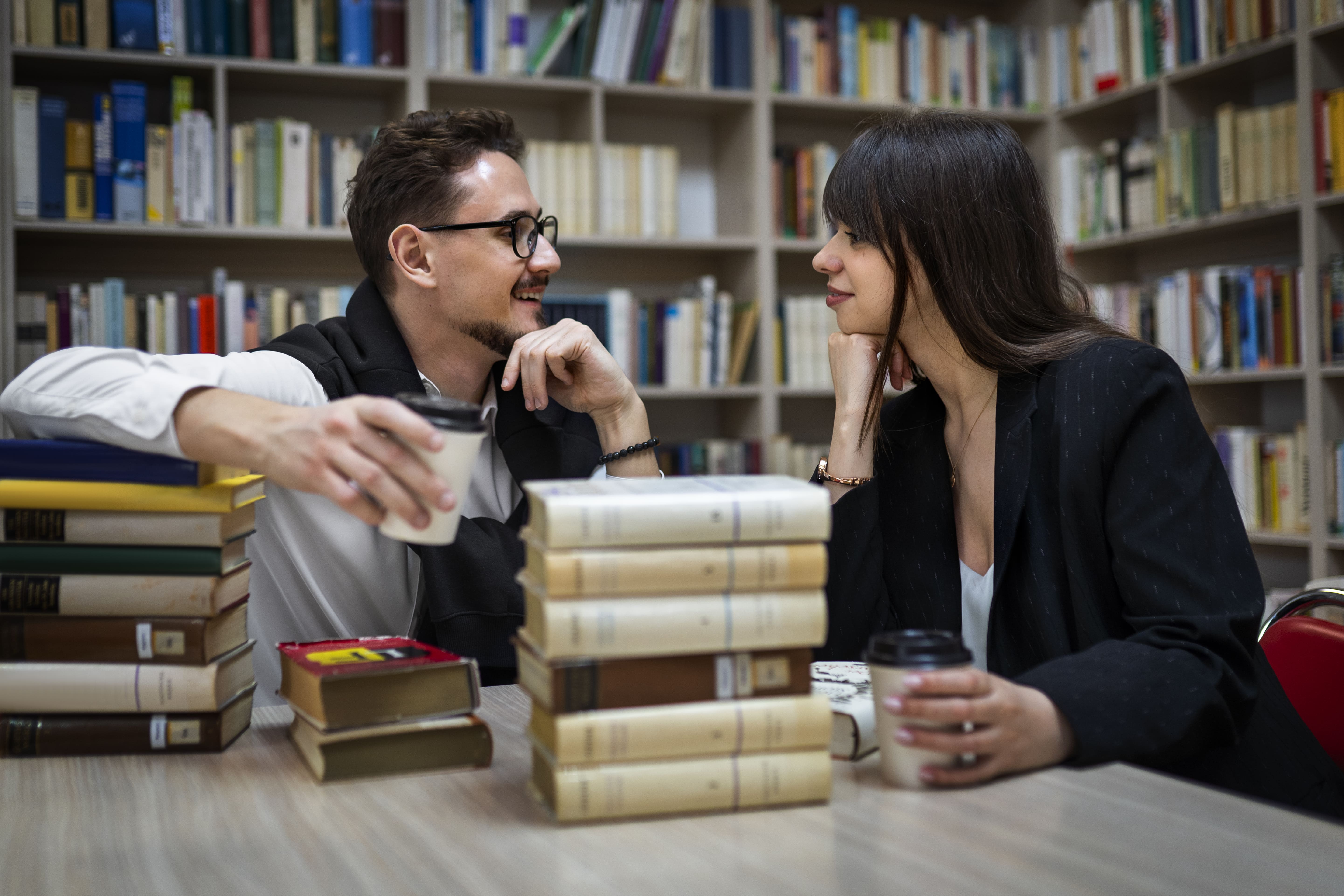 personnes-qui-revisent-a-la-bibliotheque