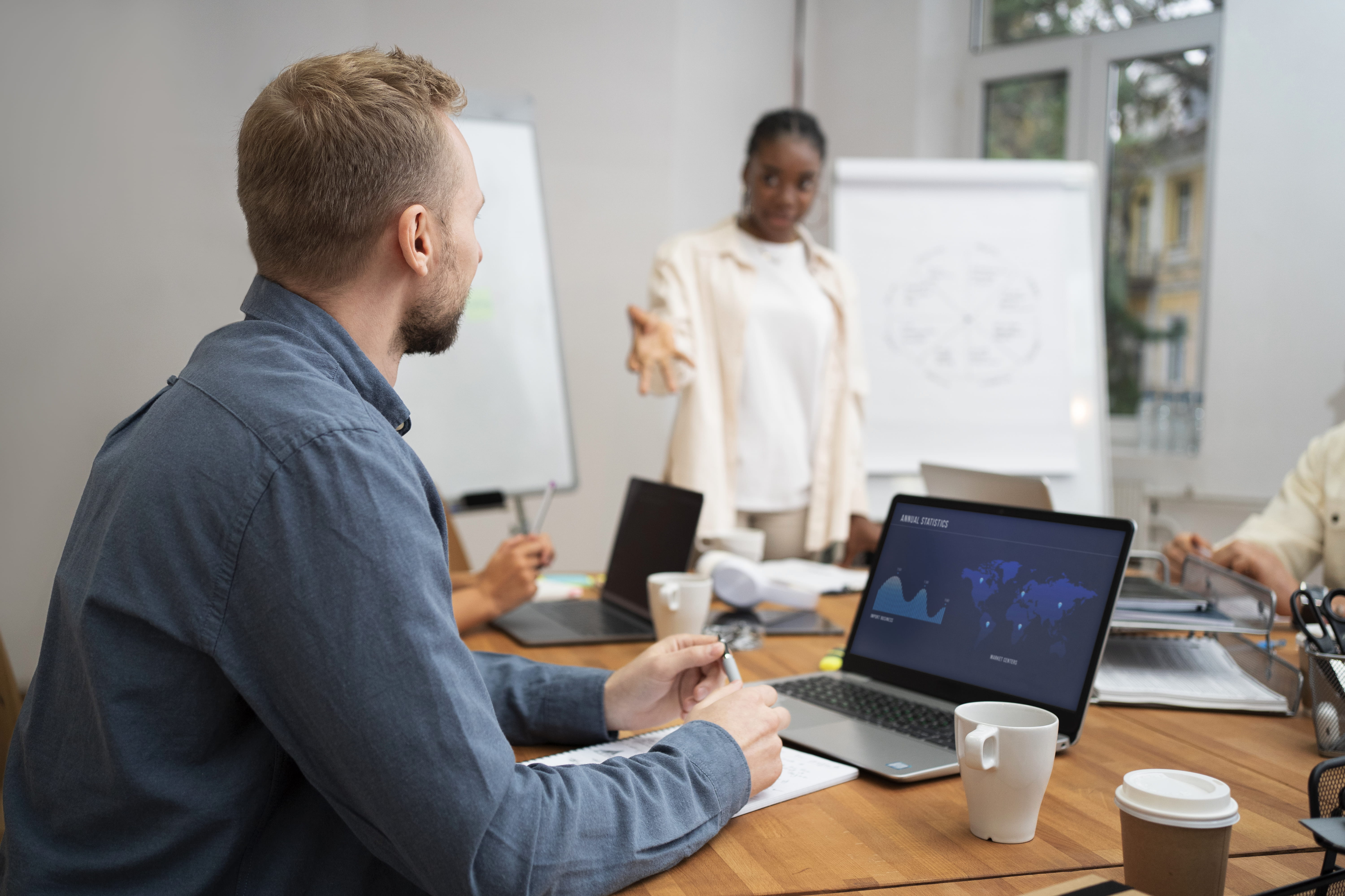 &eacute;tudiant-mba-finance-analysant-donnees-financieres
