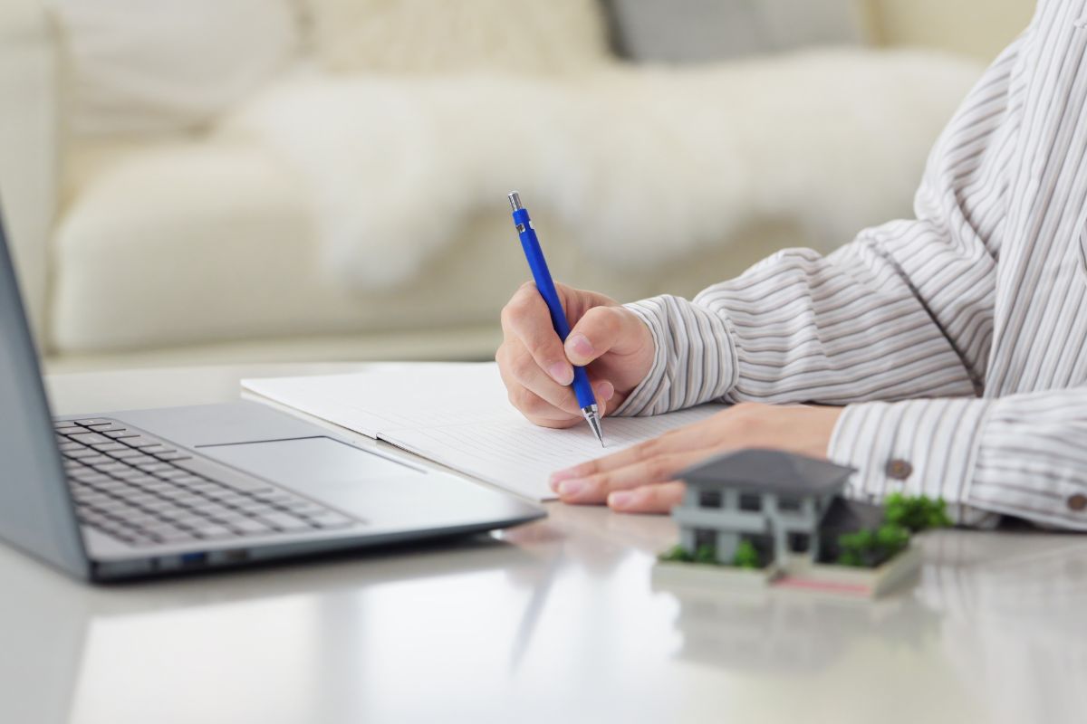 Alternance-salaire-et-ecole-tout-savoir-avant-de-candidater-en-BTS-Immobilier