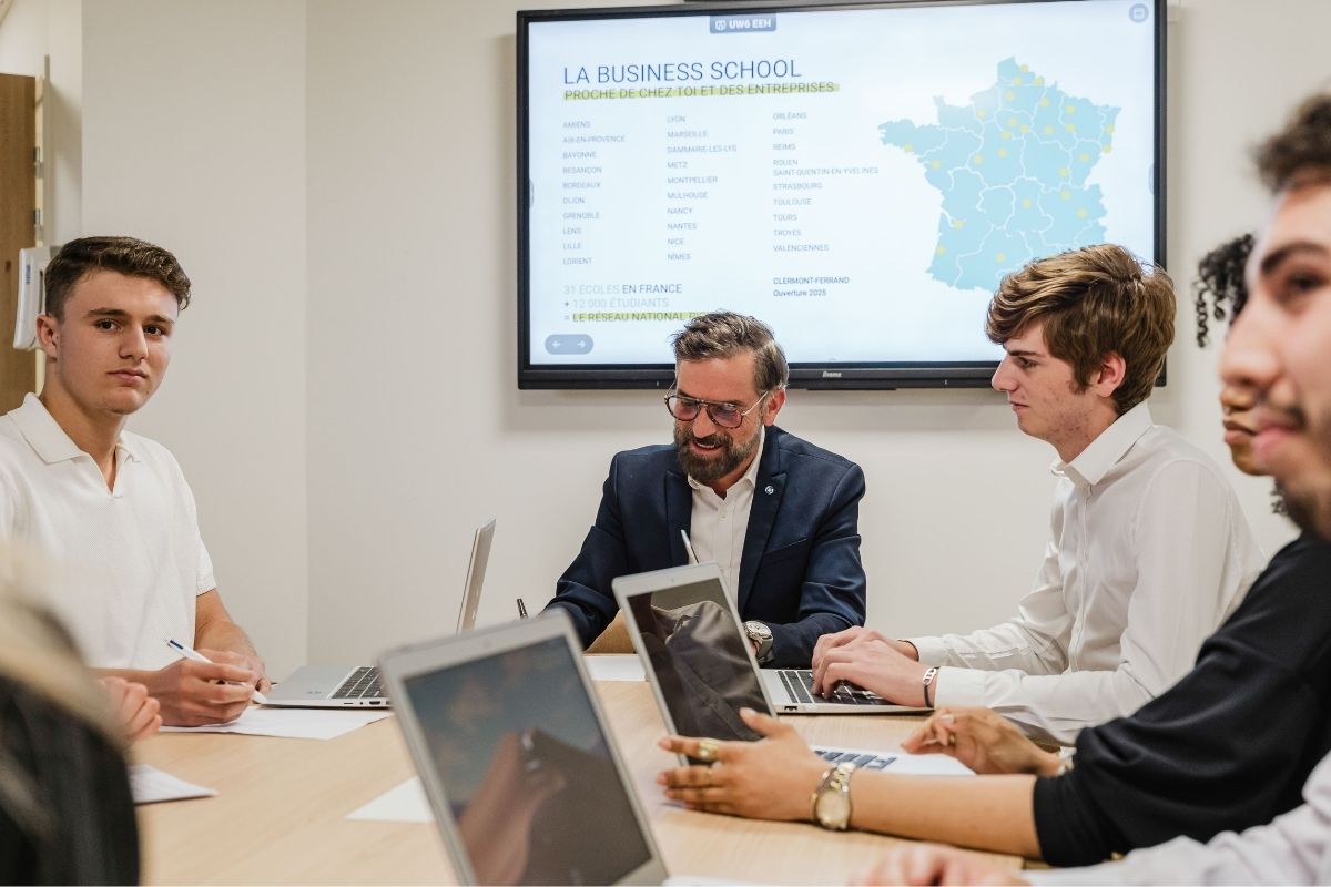 Se-former-en-alternance-acc&egrave;s-programme-et-opportunit&eacute;s-professionnelles