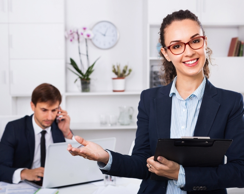 secretaire-ou-bras-droit-du-boss-spoiler-cest-pas-du-tout-le-meme-role