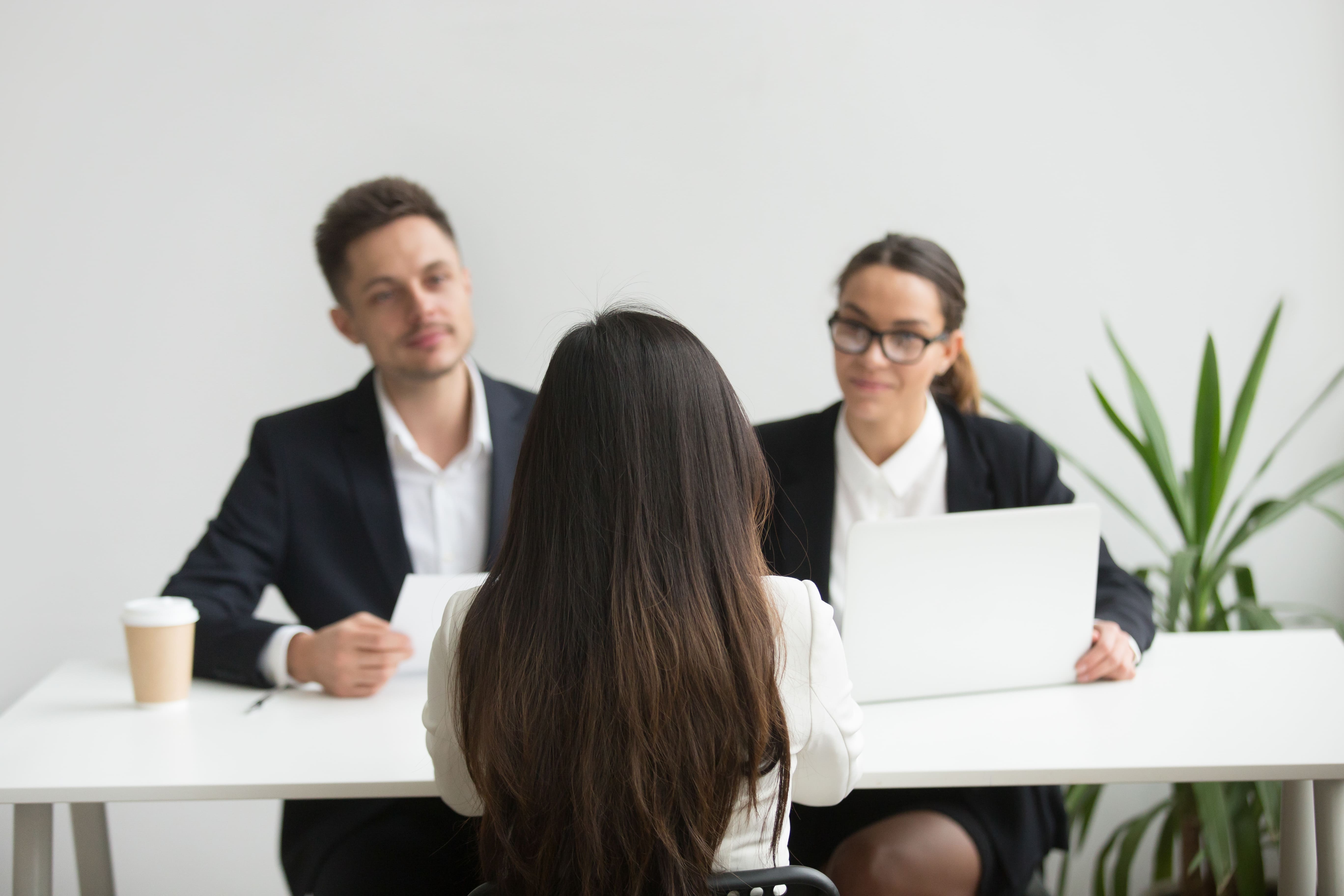 etudiants-en-entretien-pour-une-alternance
