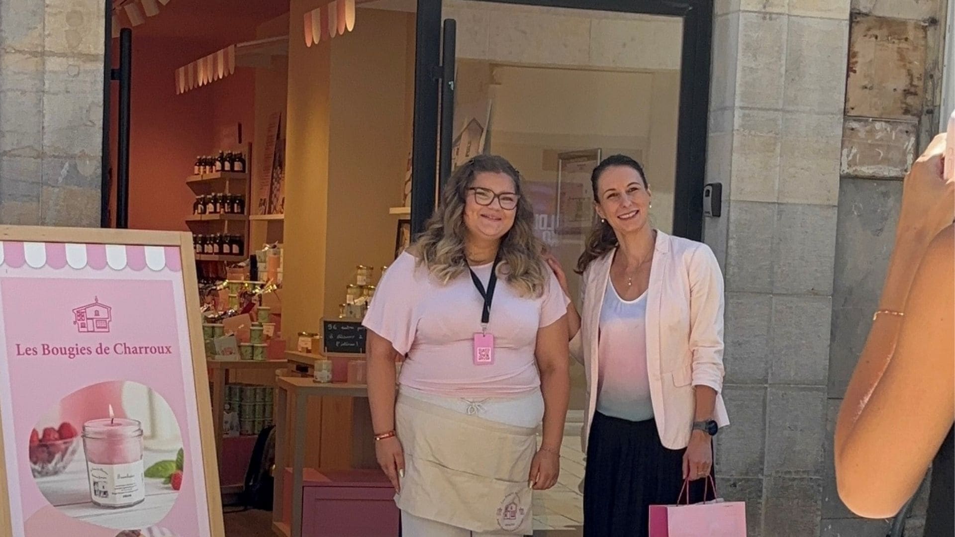 maeva-et-annabel-devant-la-boutique-les-bougies-de-charroux