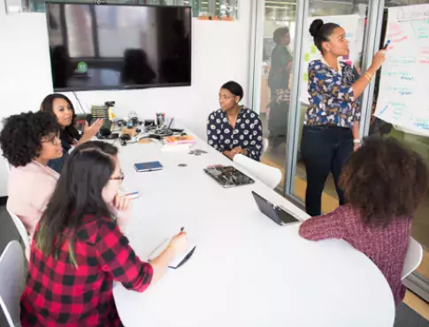 Quelle formation Bac+3 en alternance pour devenir Chargé.e du Développement Commercial ?
