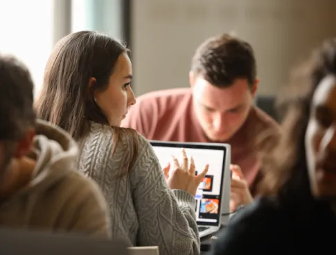 Bachelor Communication : Que faire après et quels vrais débouchés en 2025 ? 