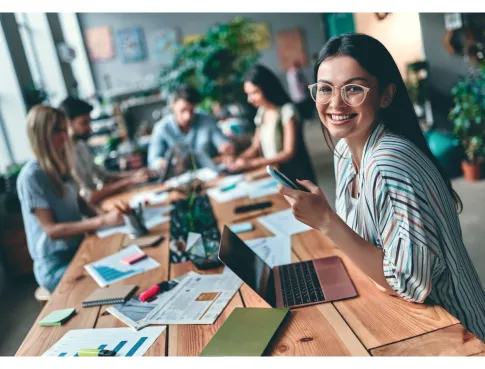 Tu veux bosser dans la com' sans être créatif.ve ? Découvre la formation d'Assitant.e de Direction Communication