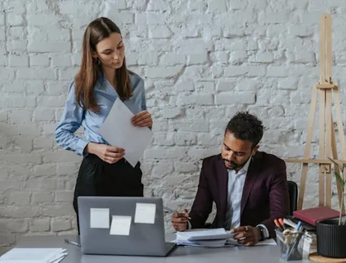 Pourquoi les recruteurs misent sur le profil d’Assistant de direction Commerciale en 2025 ?