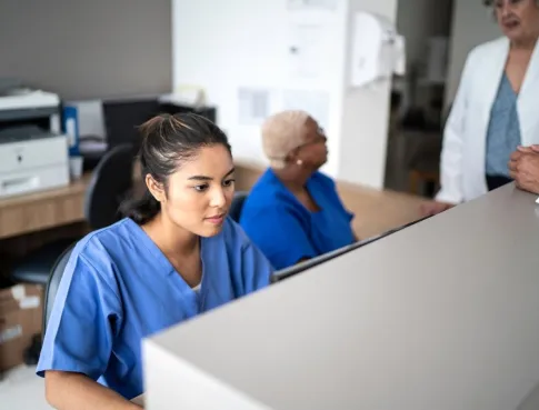 Sant&eacute; : la formation secr&eacute;taire m&eacute;dicale s&eacute;duit les jeunes en qu&ecirc;te de sens