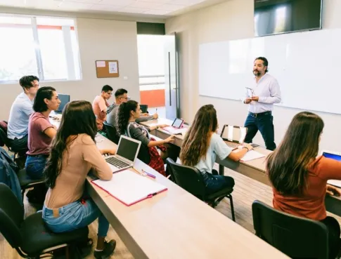Pourquoi le Bachelor Commerce ouvre la voie &agrave; des carri&egrave;res vari&eacute;es et stimulantes