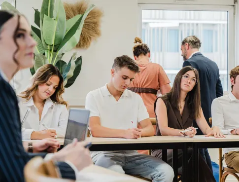 Alternance r&eacute;mun&eacute;r&eacute;e : le BTS qui finance les &eacute;tudes des commerciaux