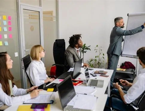 Apprendre la finance autrement : pourquoi l&rsquo;alternance a la cote ?