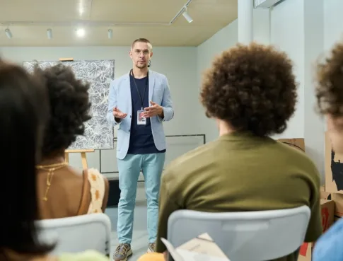 Tu aimes le contact client mais pas les longs discours ? Ce cursus est pour toi