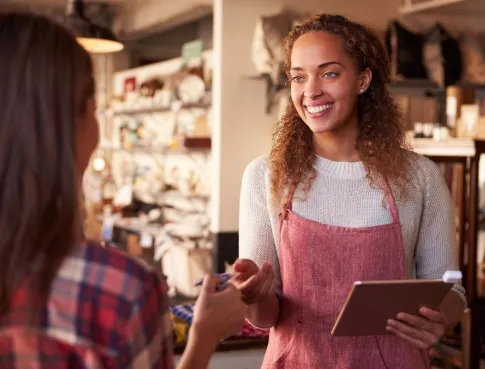 Vente en magasin ou relation client &agrave; distance : deux approches, deux carri&egrave;res