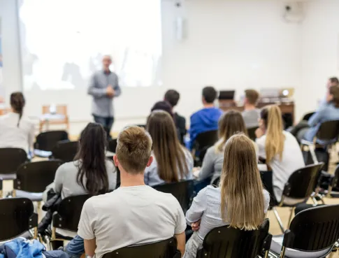 &Eacute;tudes business : ce qui change vraiment entre &eacute;cole et universit&eacute;