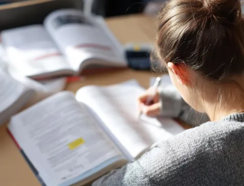 Alternance ou job &eacute;tudiant comment faire le bon choix pour tes &eacute;tudes ?