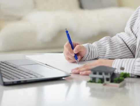 Alternance, salaire et &eacute;cole : tout savoir avant de candidater en BTS Immobilier