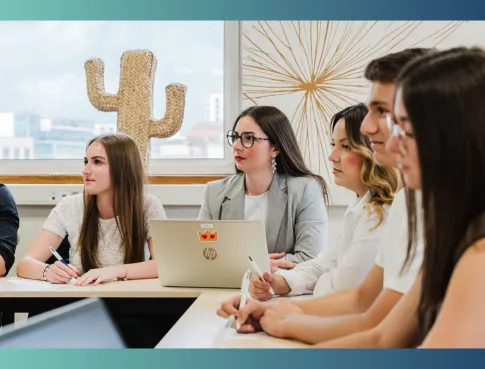 Bachelor ou licence : deux parcours pour travailler dans le commerce