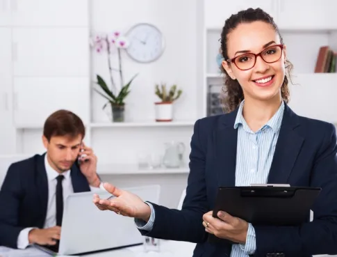Secr&eacute;taire ou bras droit du boss ? Spoiler : c&rsquo;est pas du tout le m&ecirc;me r&ocirc;le