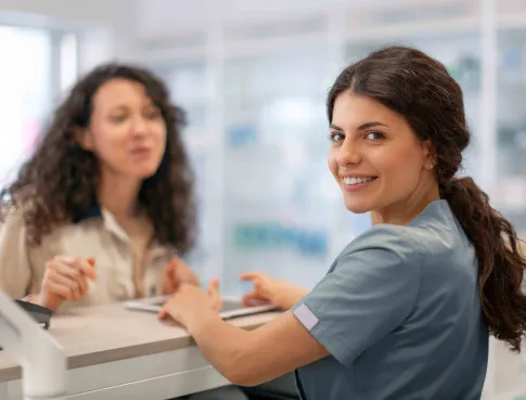 Tu veux bosser dans le m&eacute;dical sans &ecirc;tre soignant ? C'est par l&agrave; 