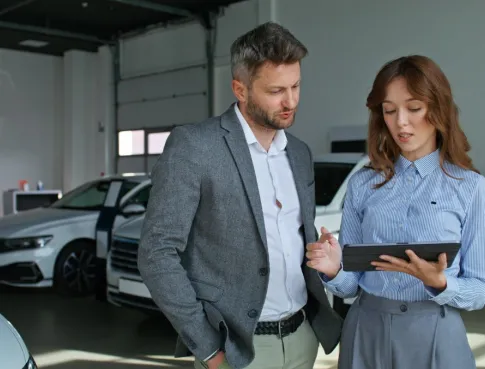 Du terrain &agrave; la direction : le parcours commercial qui recrute partout